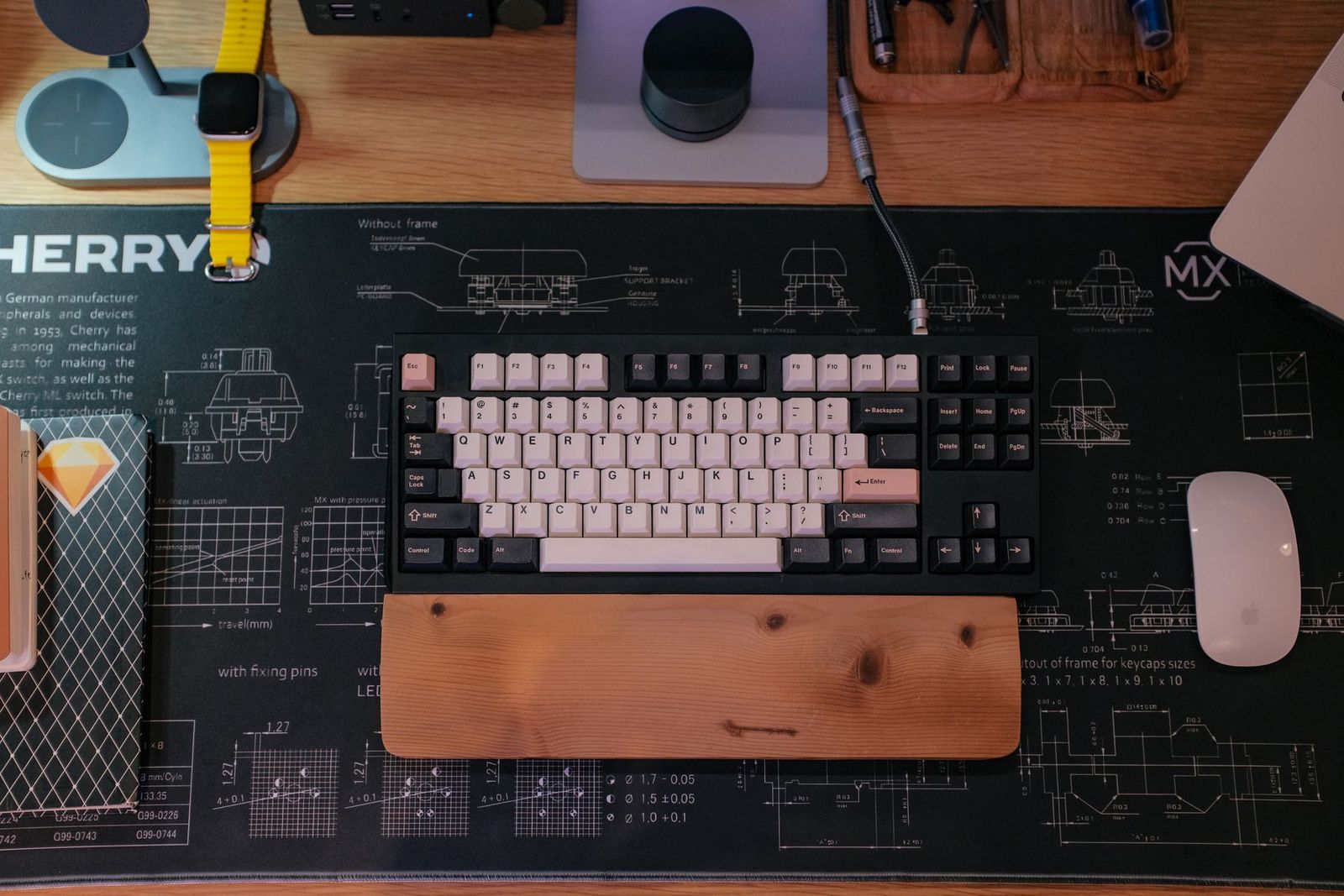 Espaço de trabalho organizado com teclado mecânico sobre mousepad grande