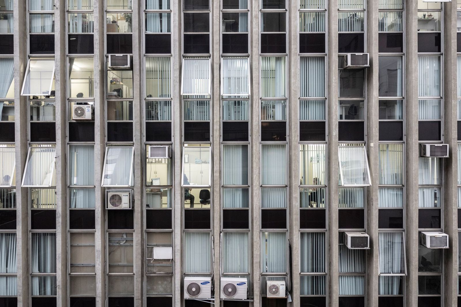 Fachada de prédio de escritórios com janelas de vidro em São Paulo